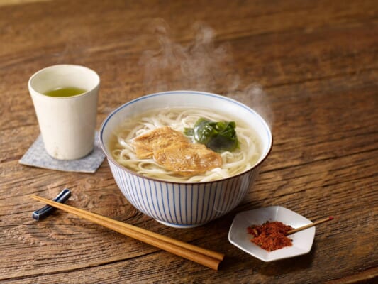 おだしじんわり　きつねうどん出来上がりの様子