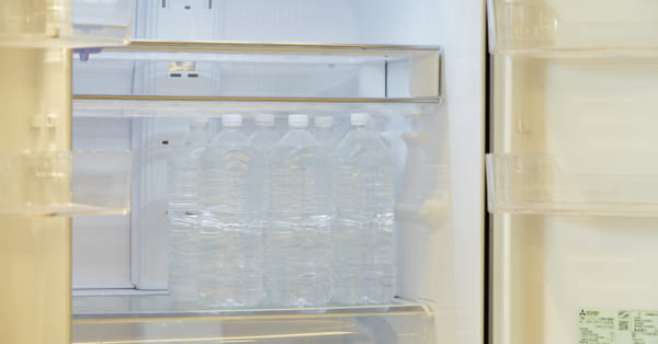 冷蔵庫の中で場所をとっているペットボトル