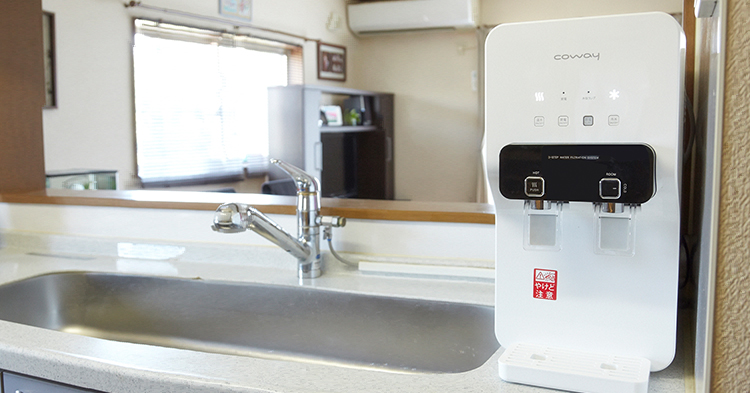 水道直結型のウォーターサーバーがキッチンに設置されている写真