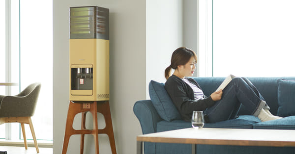 amadanaウォーターサーバーが設置されてある部屋のソファでくつろいでいる女性