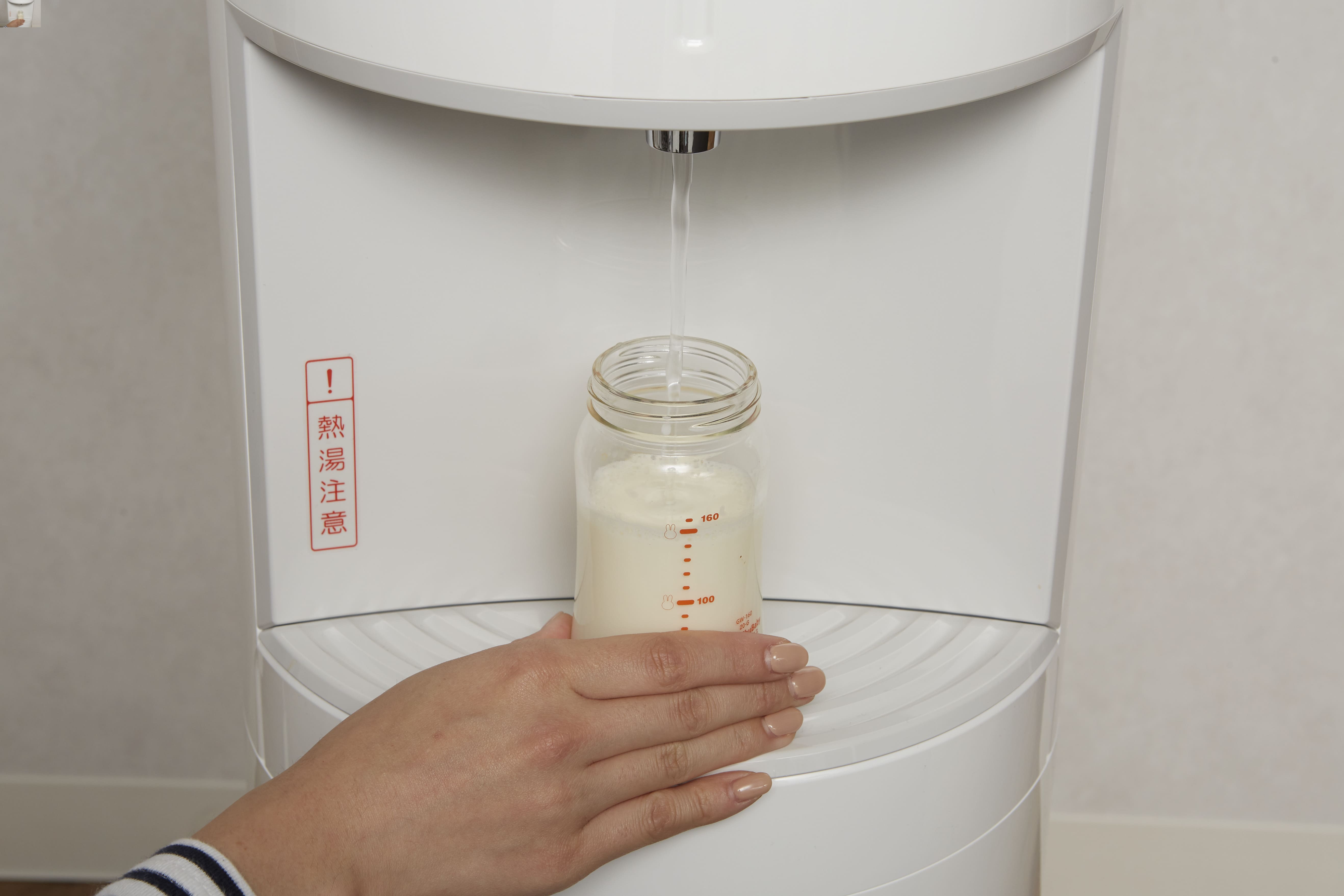 ウォーターサーバーでミルクを作る様子