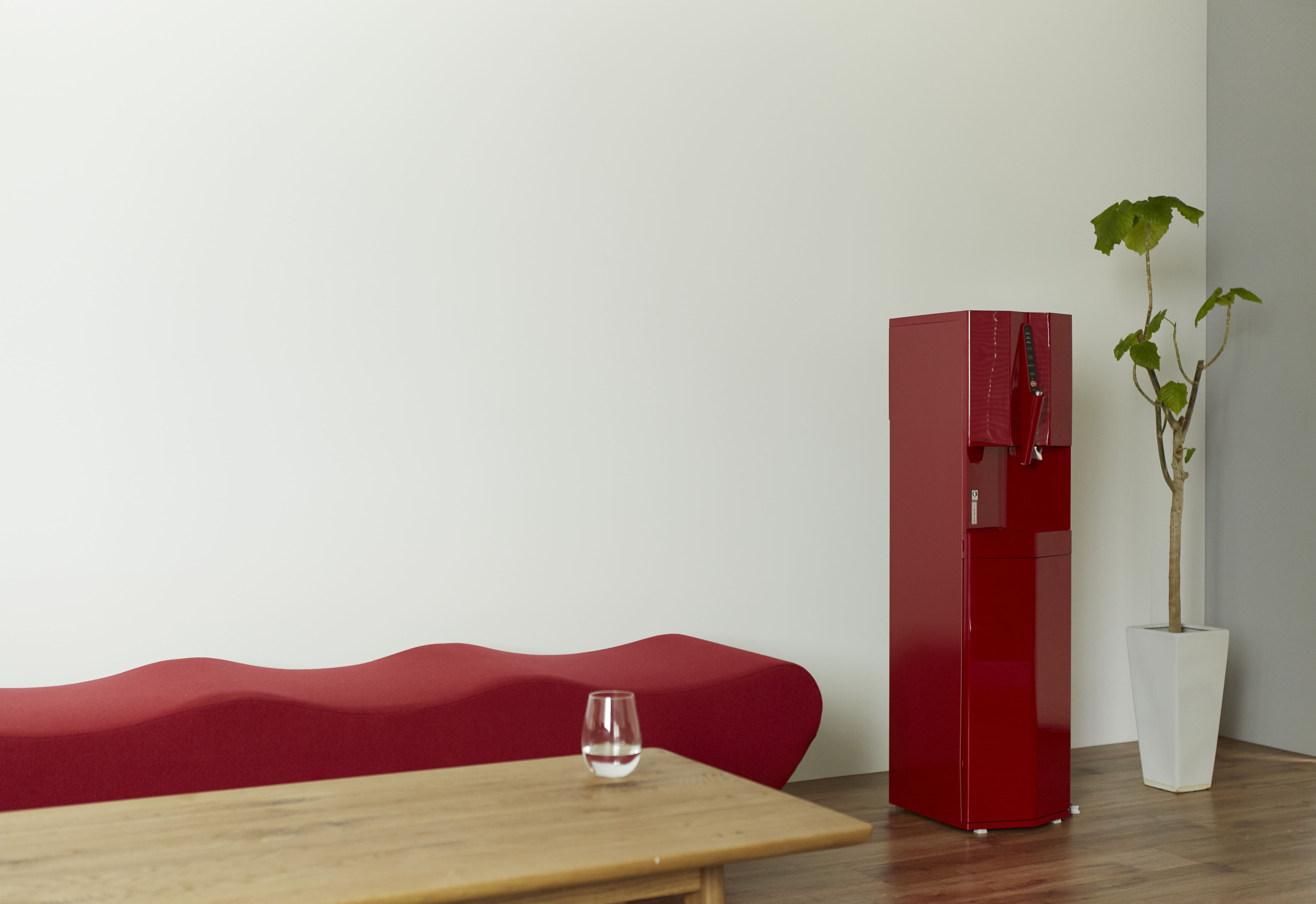 テーブルとソファーがある部屋に設置されてあるプレミアムウォーターcado×PREMIUM WATER ウォーターサーバー