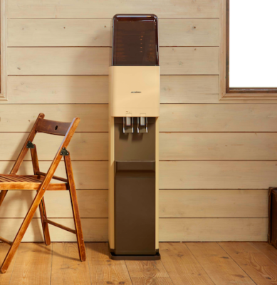 木目調の部屋に設置されてあるプレミアムウォーターamadana スタンダードサーバー