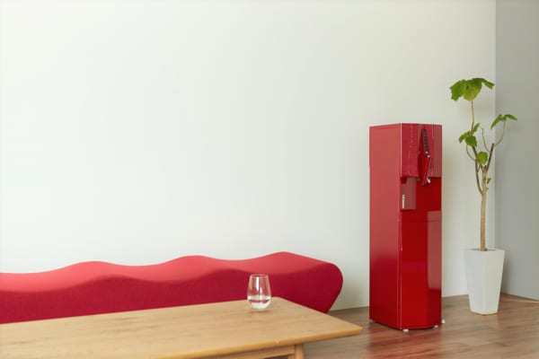 ソファと机のある部屋に設置されてあるcado × PREMIUM WATERウォーターサーバー