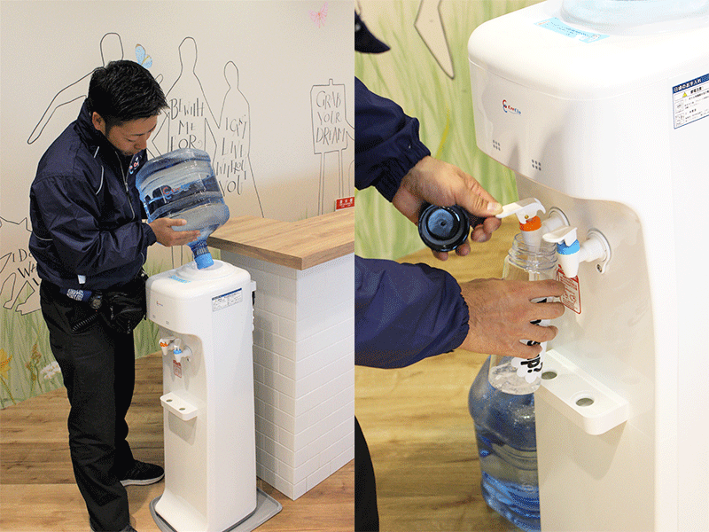 クリクラの自社スタッフがクリクラ省エネサーバーに水ボトルをセットしている様子
