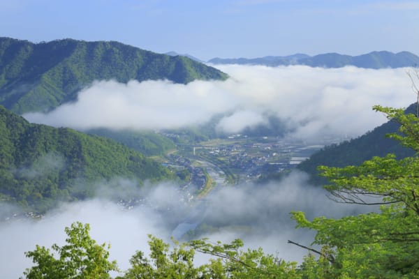 雲がかかっている朝来の山並みや街並み