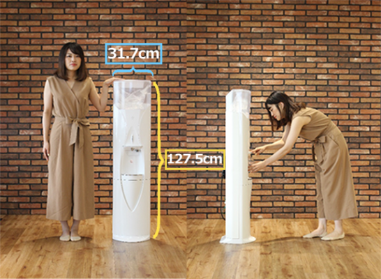 女性の身長とキララスマートサーバーのサイズを比較している様子