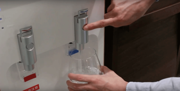 コスモウォーター Smartプラスで冷水を注いでいる写真