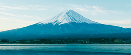 横から見た富士山と湖面
