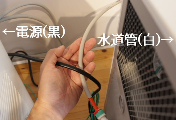 ミズコム編集部がウォータースタンド アイコンの配線を持っている画像
