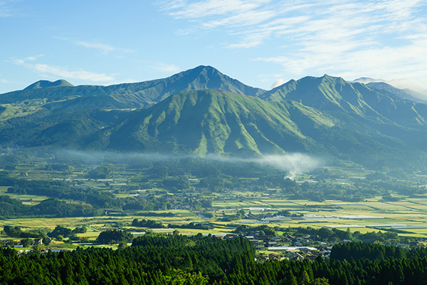 南阿蘇の山並みと田園風景