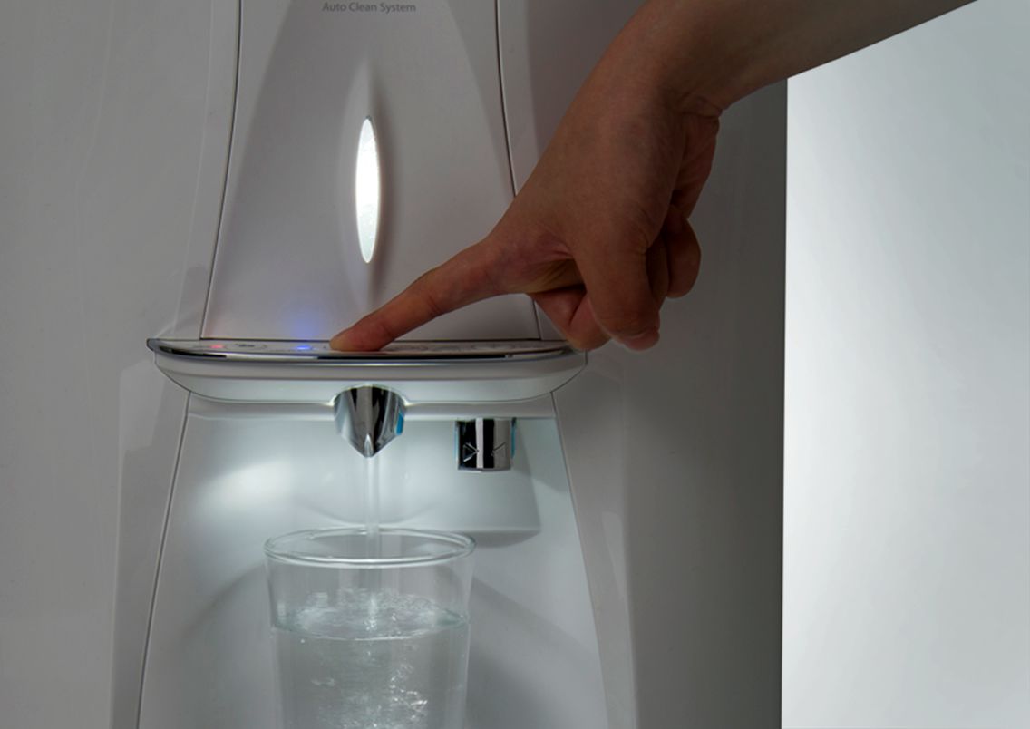 キララウォーターサーバーのLEDが点灯しタッチパネルを押し水を汲んでいる様子