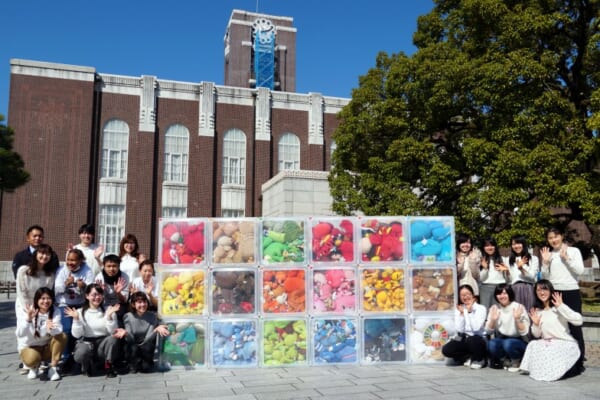 世界初！京都大学にリユースぬいぐるみの「SDGs巨大オブジェ」
