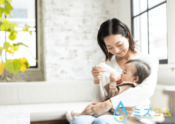 ミズコム独自素材　赤ちゃんにミルクをあげている写真