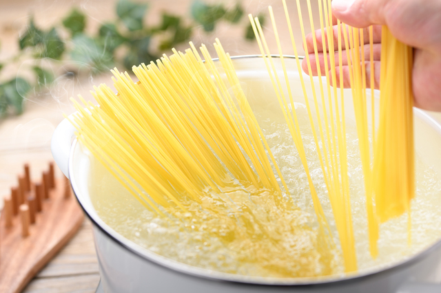 パスタを茹でる写真