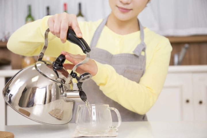 白湯を作っている女性