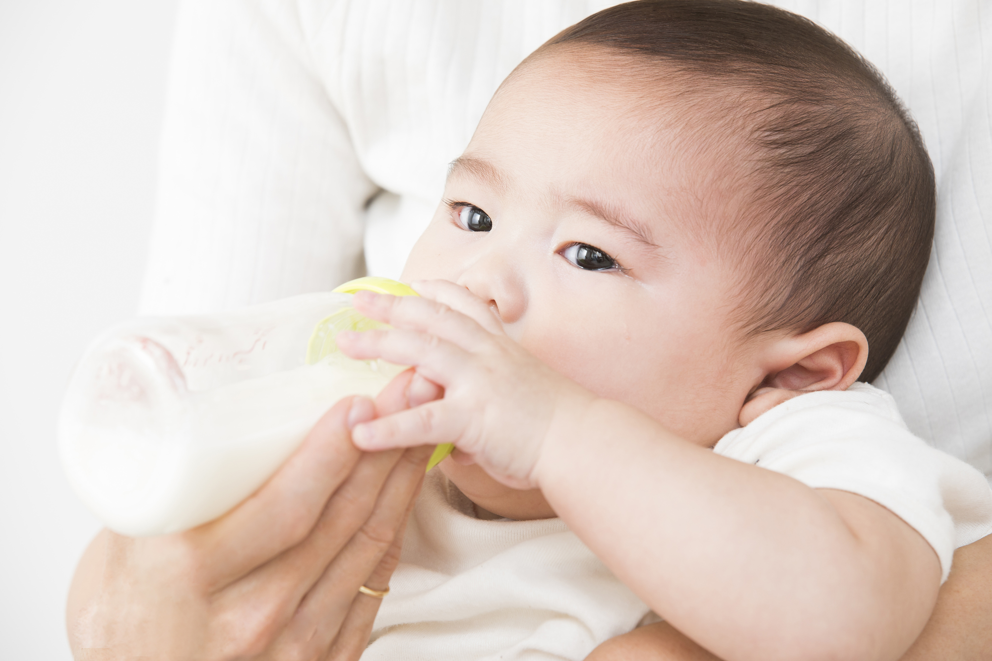 ミルクを飲む赤ちゃんの写真