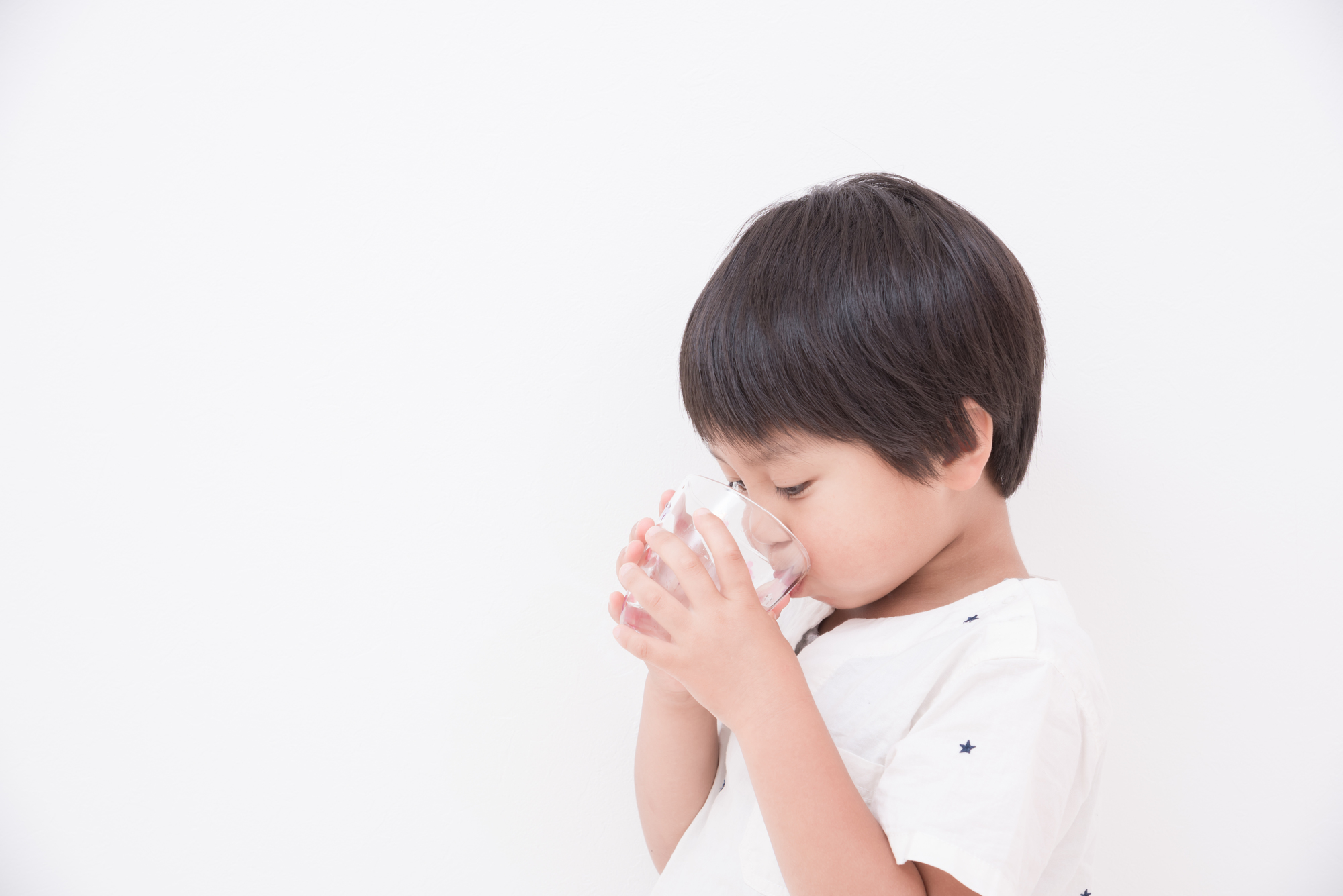子どもが水を飲んでいる写真