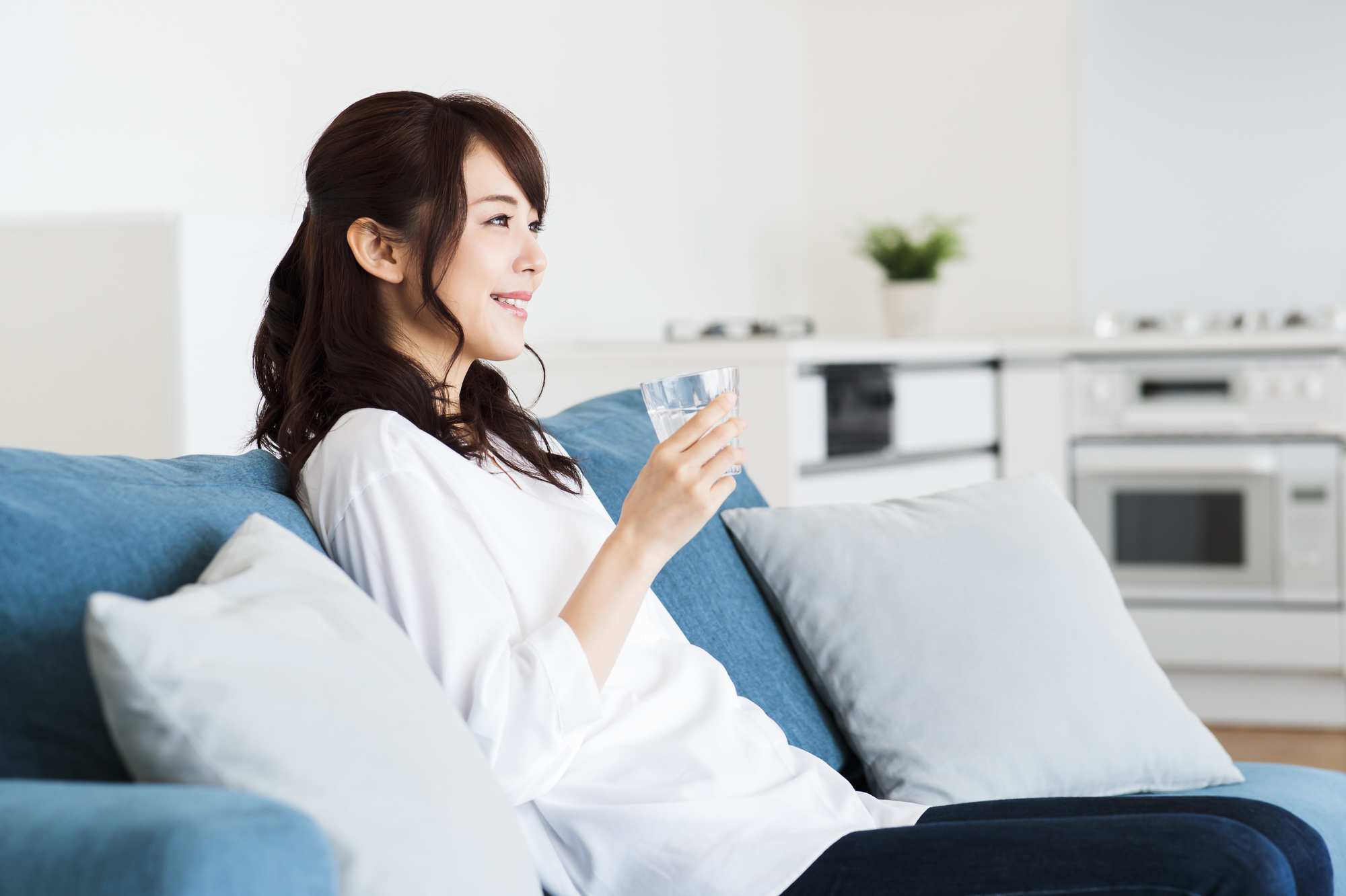 水を飲む笑顔の女性