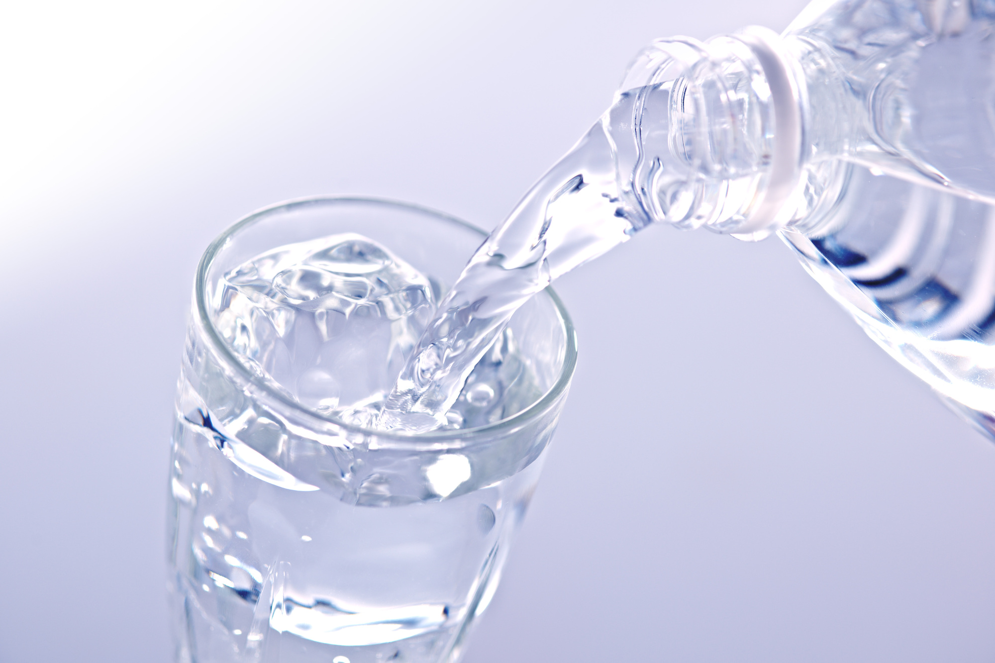 ペットボトルから水を入れる様子