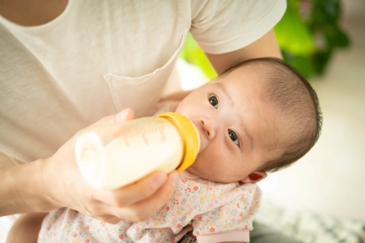 哺乳瓶のミルクを飲んでいる赤ちゃん