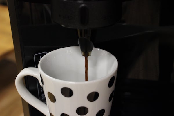 frecious slat cafeからコーヒーが抽出されている様子の写真