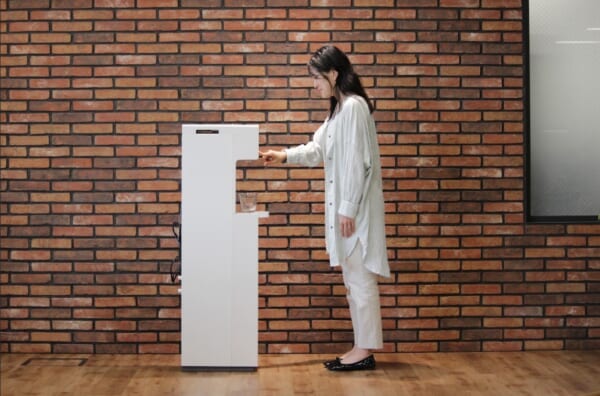 編集部がピュアライフで水を出している様子