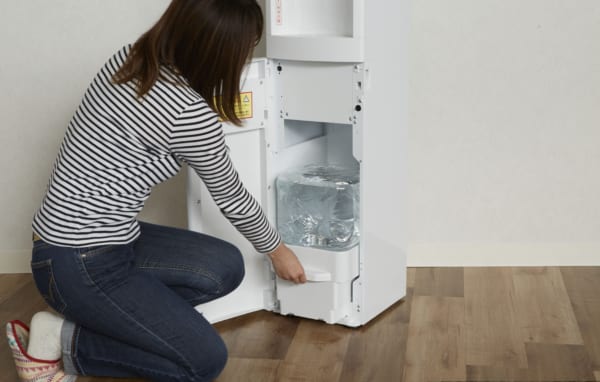 フレシャスslatの水交換をする女性