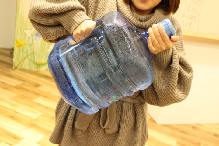 リターナブルボトルを持ちあげている写真