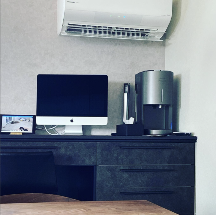 エブリィフレシャスを仕事部屋に設置している様子