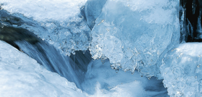 水源から流れ出る雪解け水