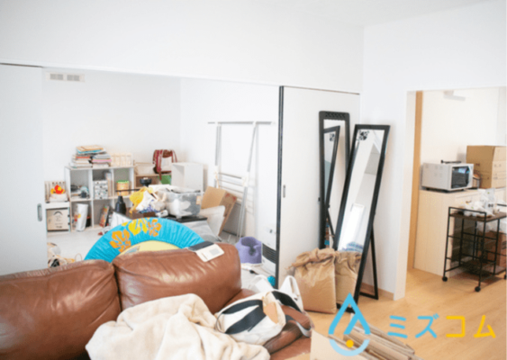 ミズコム独自素材 散らかっているリビングの写真