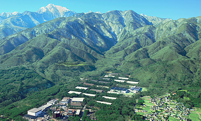 上空から見た南アルプス白州工場と緑豊かな山脈