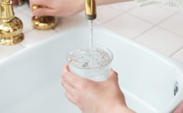 水道水を注いでいる様子