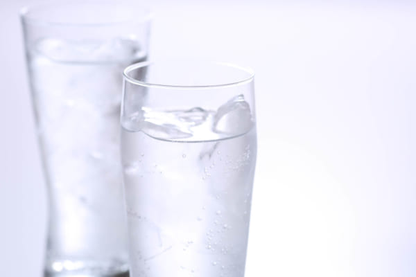 氷水の入ったグラスの写真