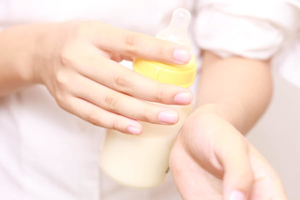 哺乳瓶を持っている様子