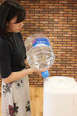 信濃湧水のボトル交換
